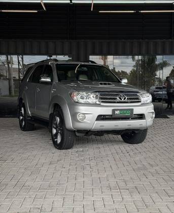TOYOTA HILUX SW4 3.0 SRV 4X4 7 LUGARES 16V TURBO INTERCOOLER DIESEL 4P AUTOMÁTICO TOYOTA HILUX SW4 3.0 SRV 4X4 7 LUGARES 16V TURBO INTERCOOLER DIESEL 4P AUTOMÁTICO